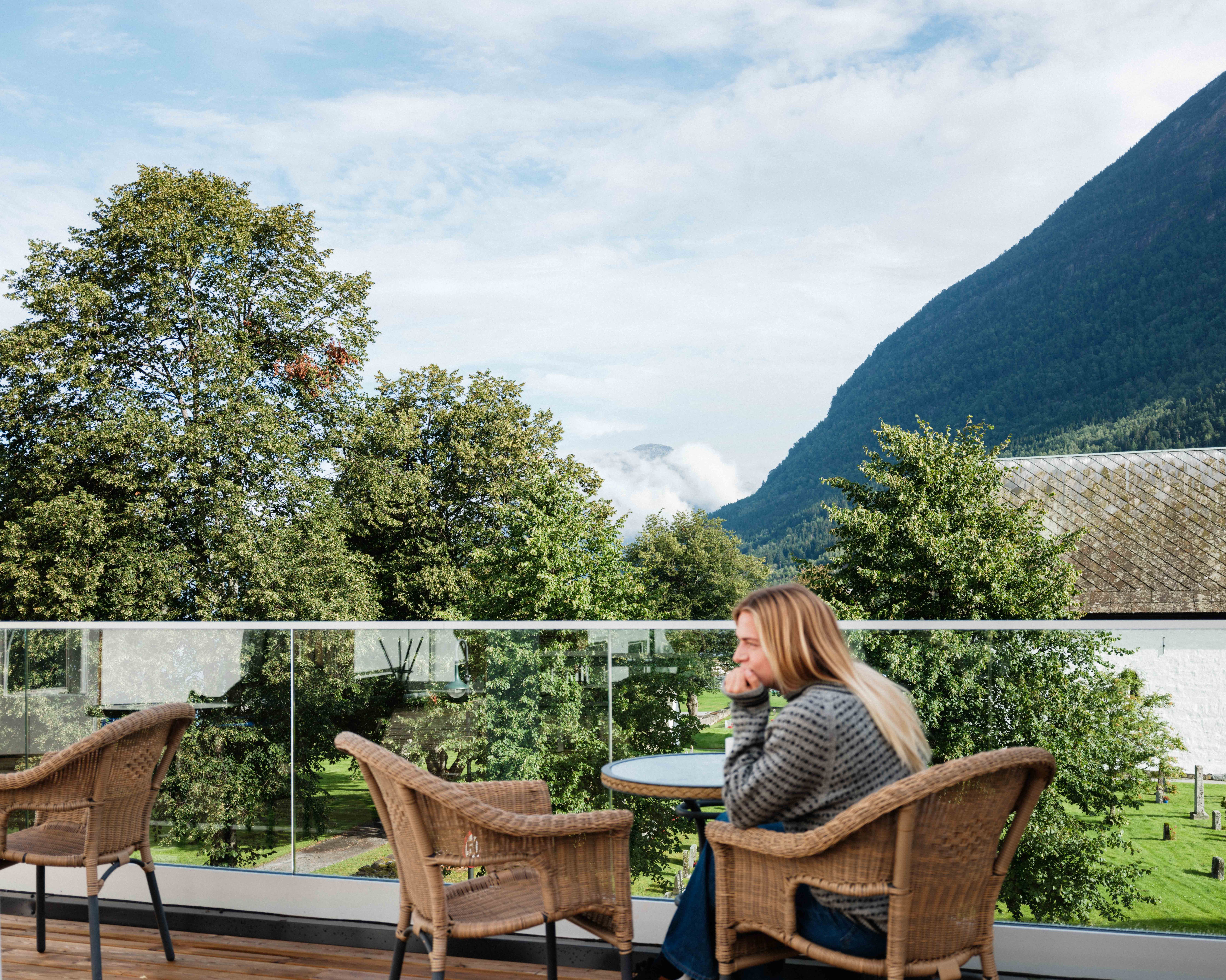 Morgonro på balkongen med kaffikoppen i hand – ei fredelig stund på Kinsarvik Fjordhotel.