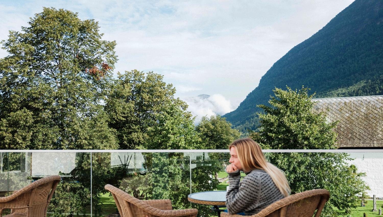 Morgonro på balkongen med kaffikoppen i hand – ei fredelig stund på Kinsarvik Fjordhotel.