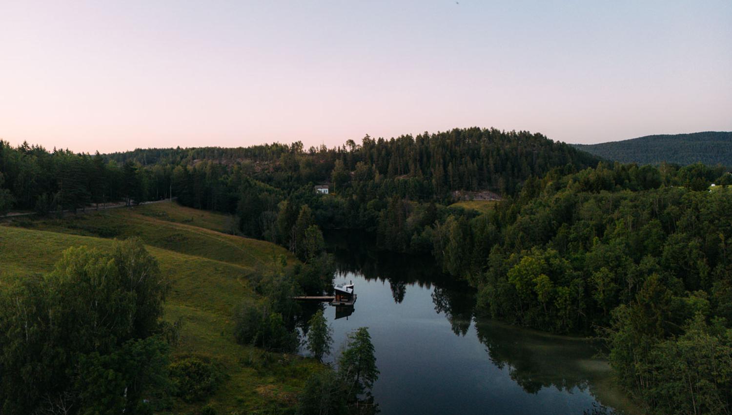 dronebilde av Skogens rom badstue og naturen rundt