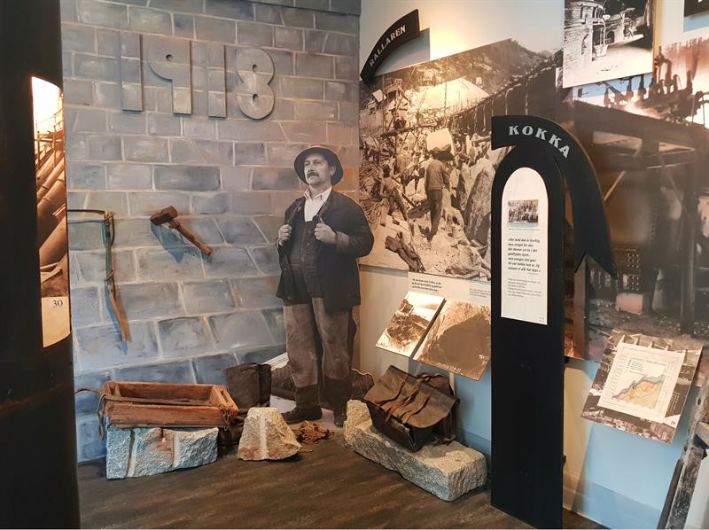 Historisk scene frå 1918 med bilete og gjenstandar frå kraftutbygginga på Kraftmuseet.