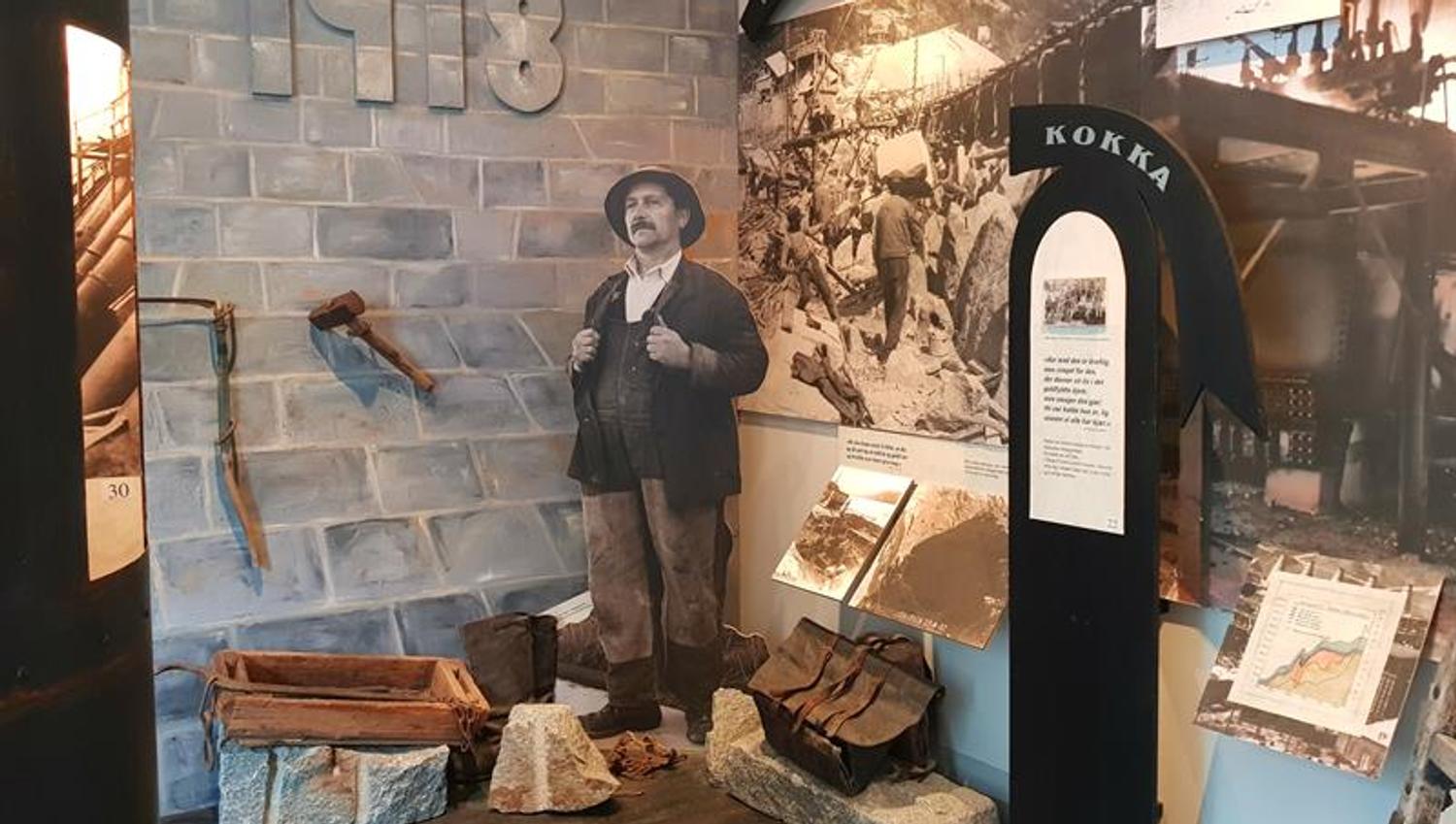 Historisk scene frå 1918 med bilete og gjenstandar frå kraftutbygginga på Kraftmuseet.