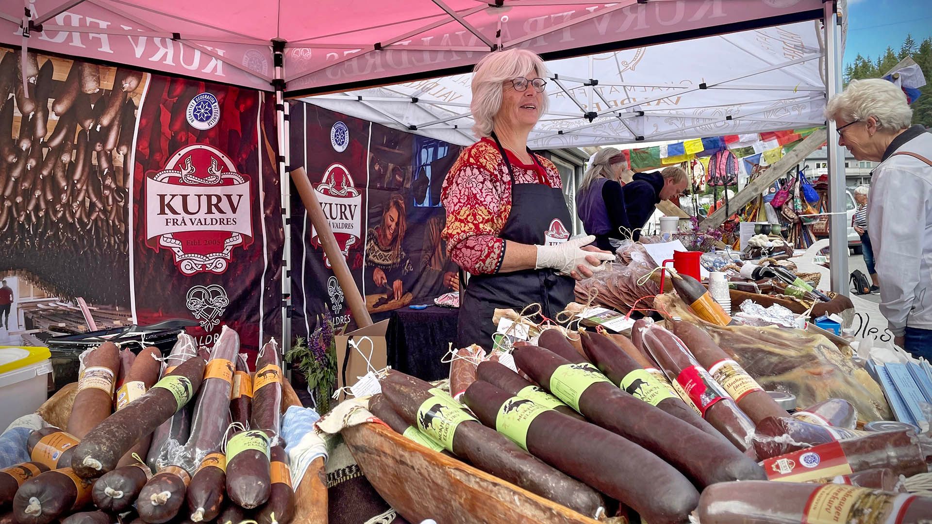 Kvinne i disk som selger spekepølser