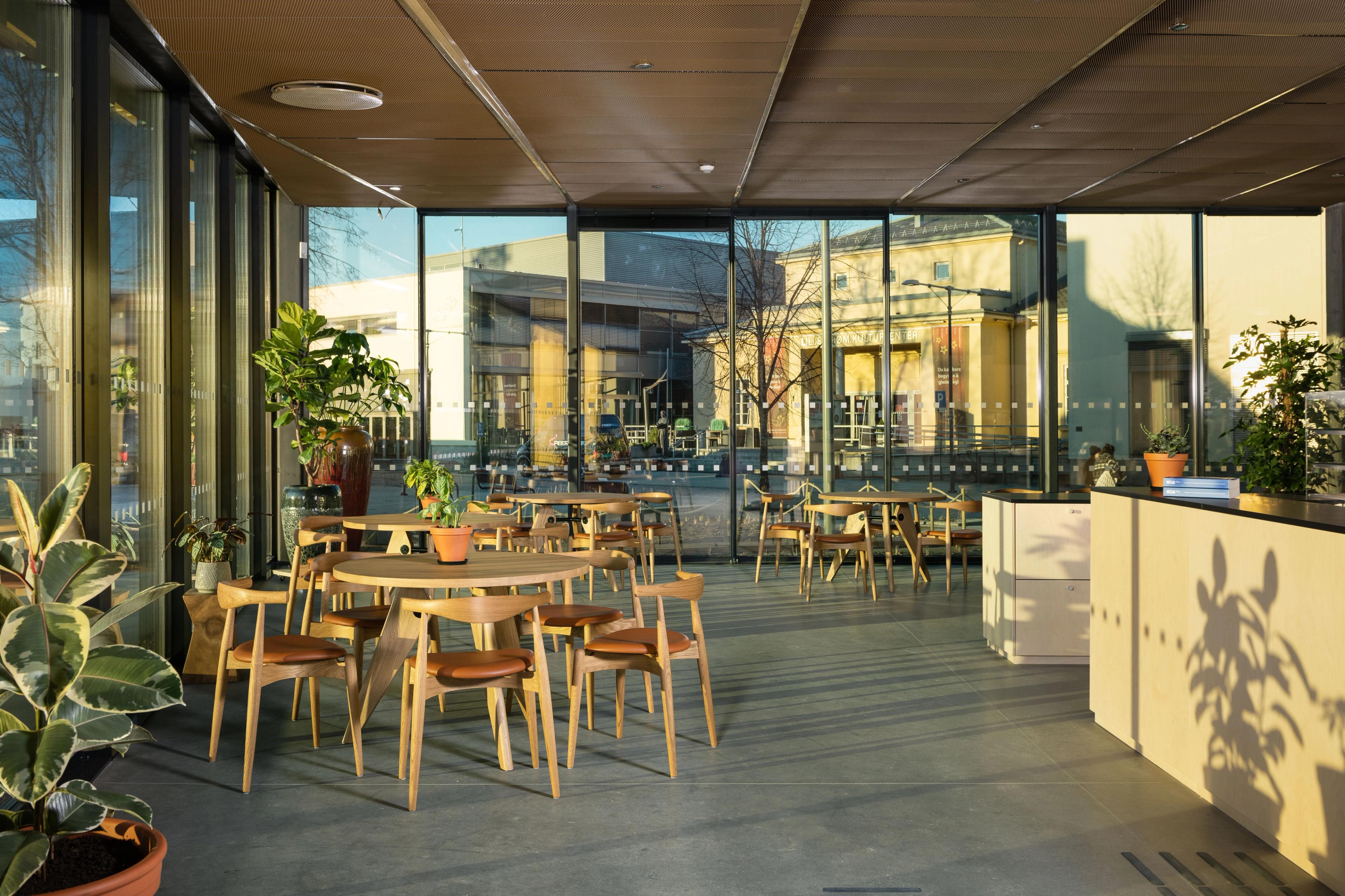 Café med stoler og bord