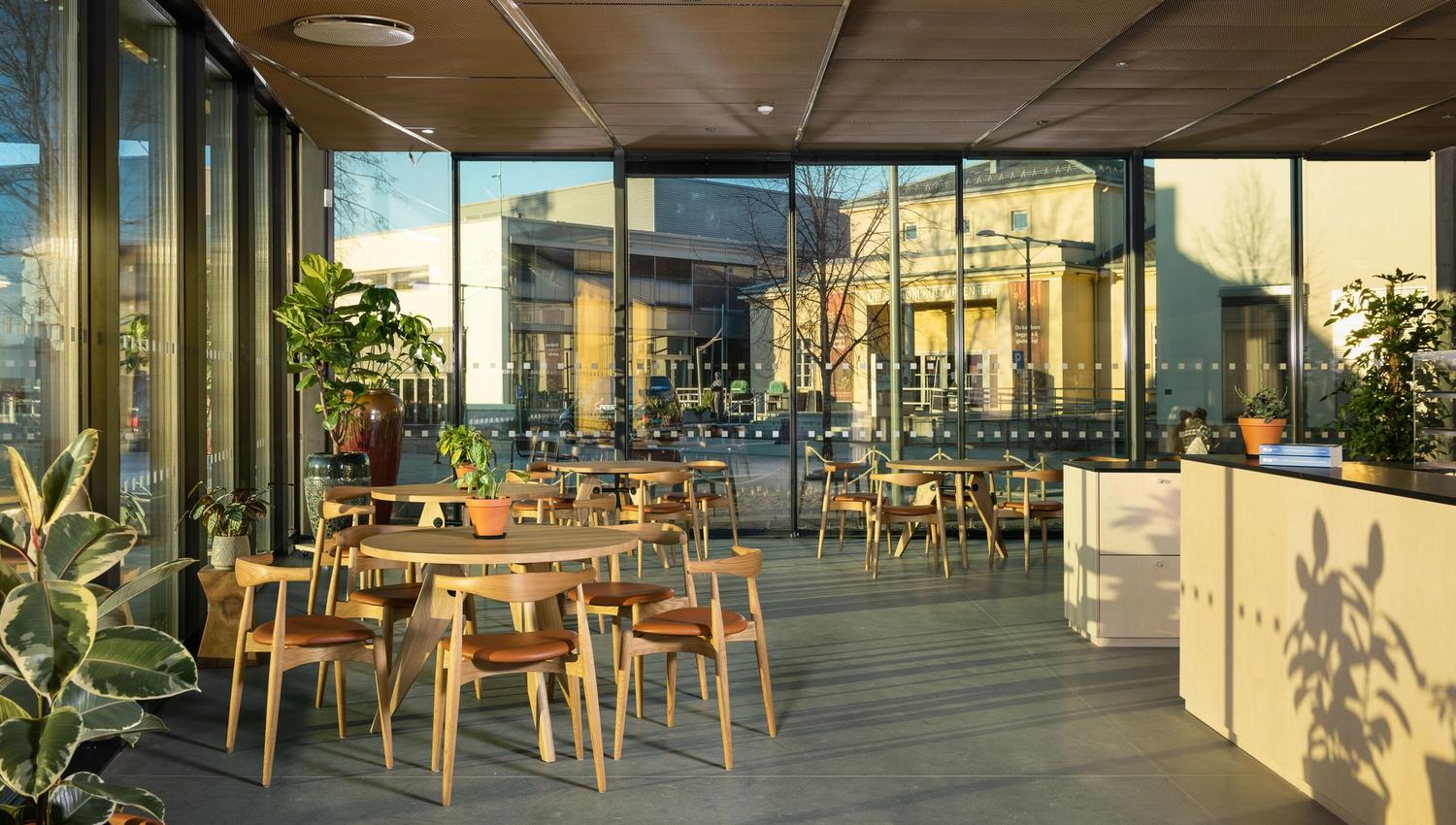 Café med stoler og bord