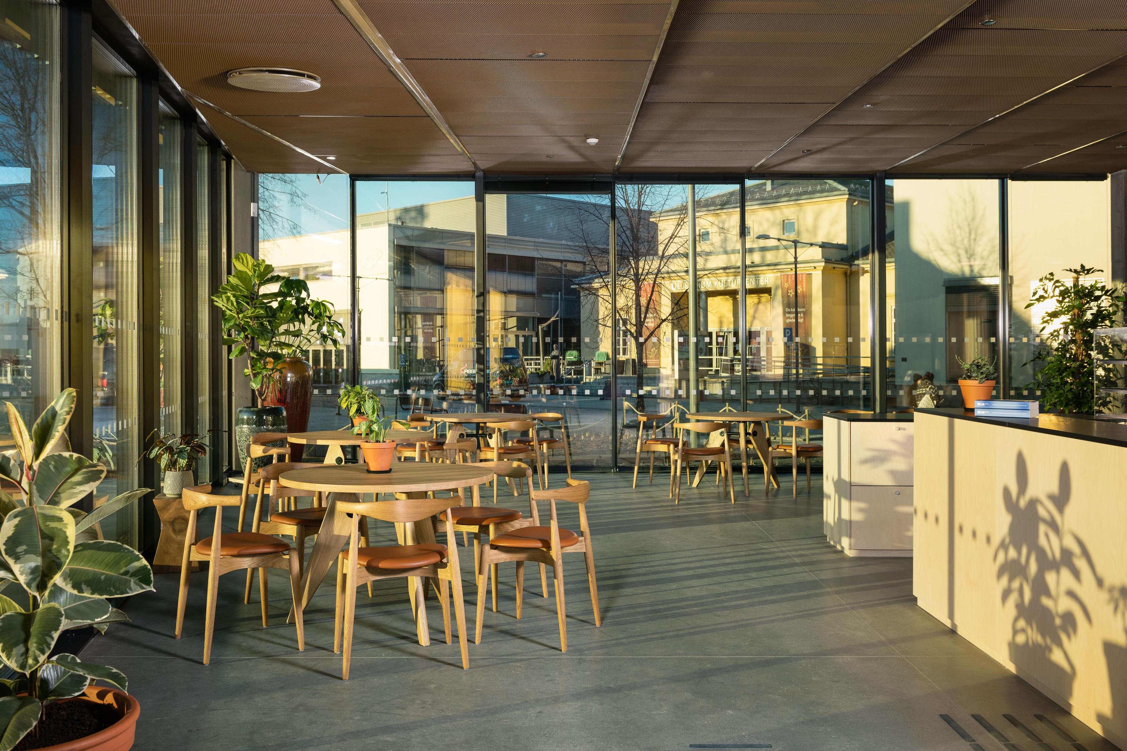 Café med stoler og bord