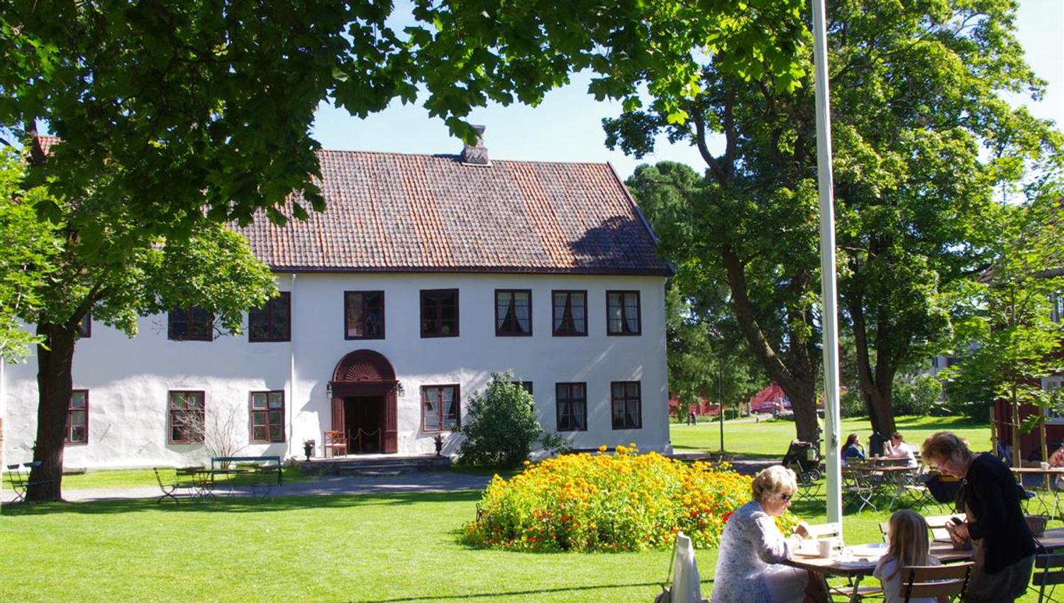 Tunet mot hovedbygningen