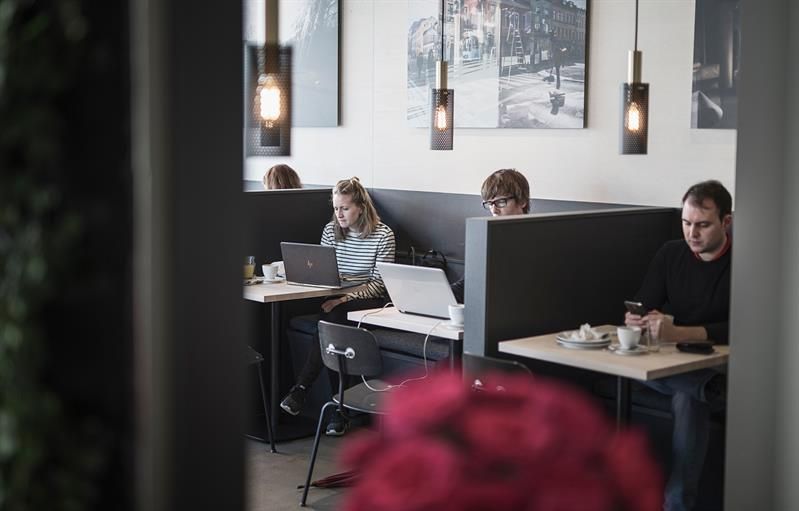 gjester inne på kafeen