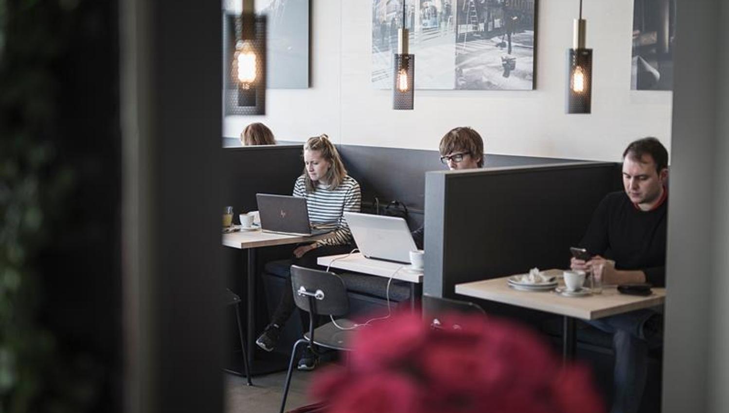 gjester inne på kafeen