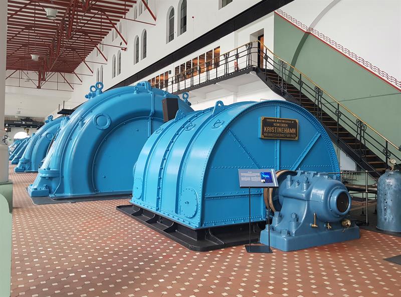 Detaljbilde av kraftige turbinmaskiner frå den tidlege vasskraftproduksjonen i Norge.