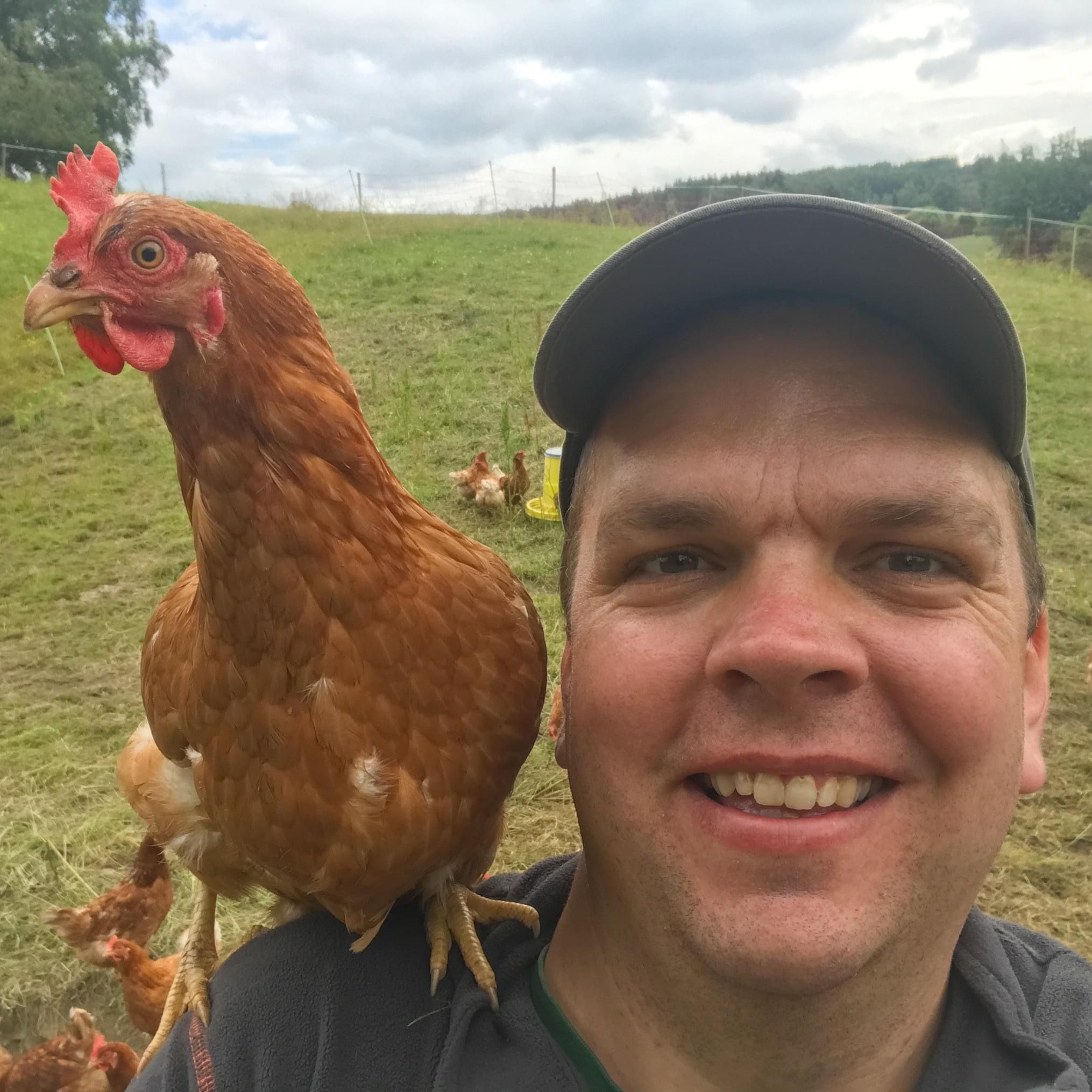 Lars Bjarte med høne på skuldra