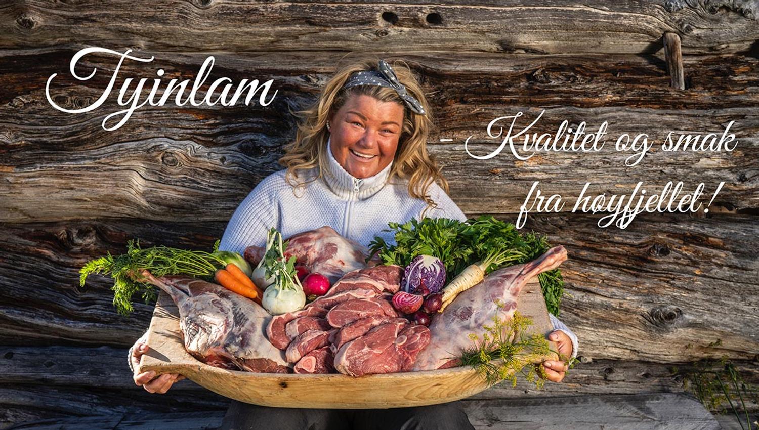 Line fra Tyinlam med et fat med lammekjøtt og grønnsaker.