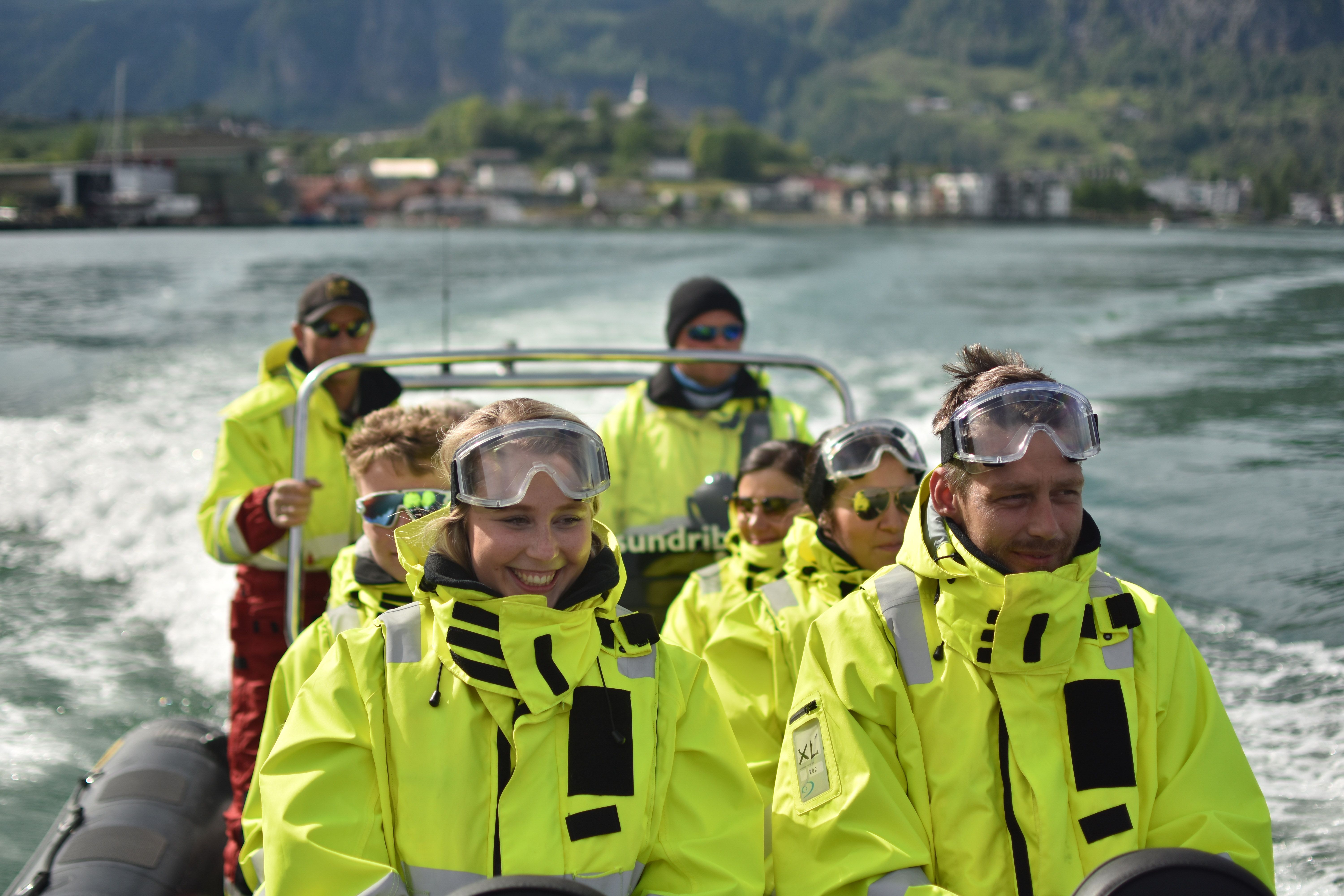 Spente passasjerar på RIB-båt i Hardanger, klare for fart, naturopplevingar og spektakulære fossefall.