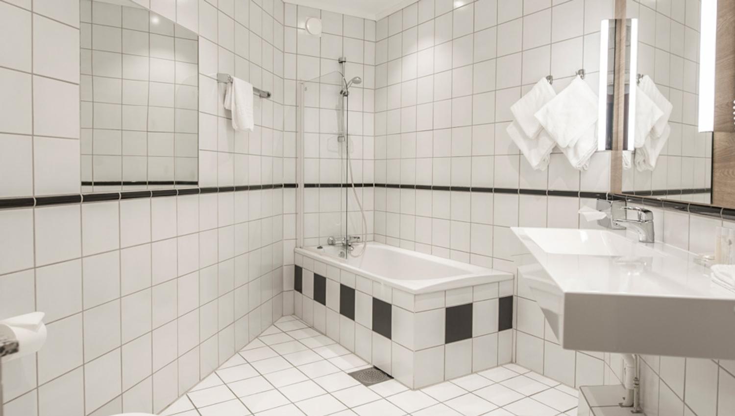 Bathroom, interior with white tiles. Hotell Bondeheimen, Oslo. Photo