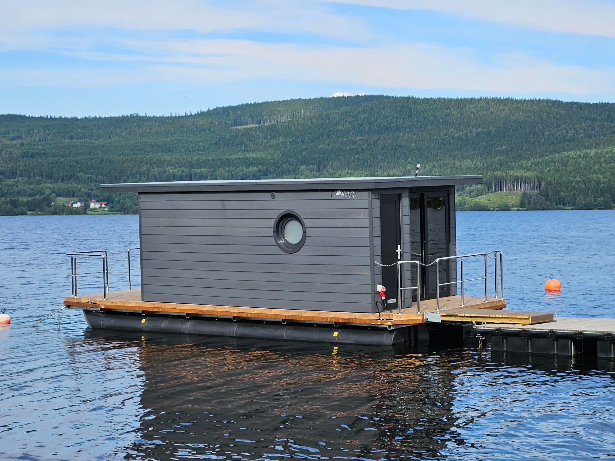 flytende sauna på en sjø