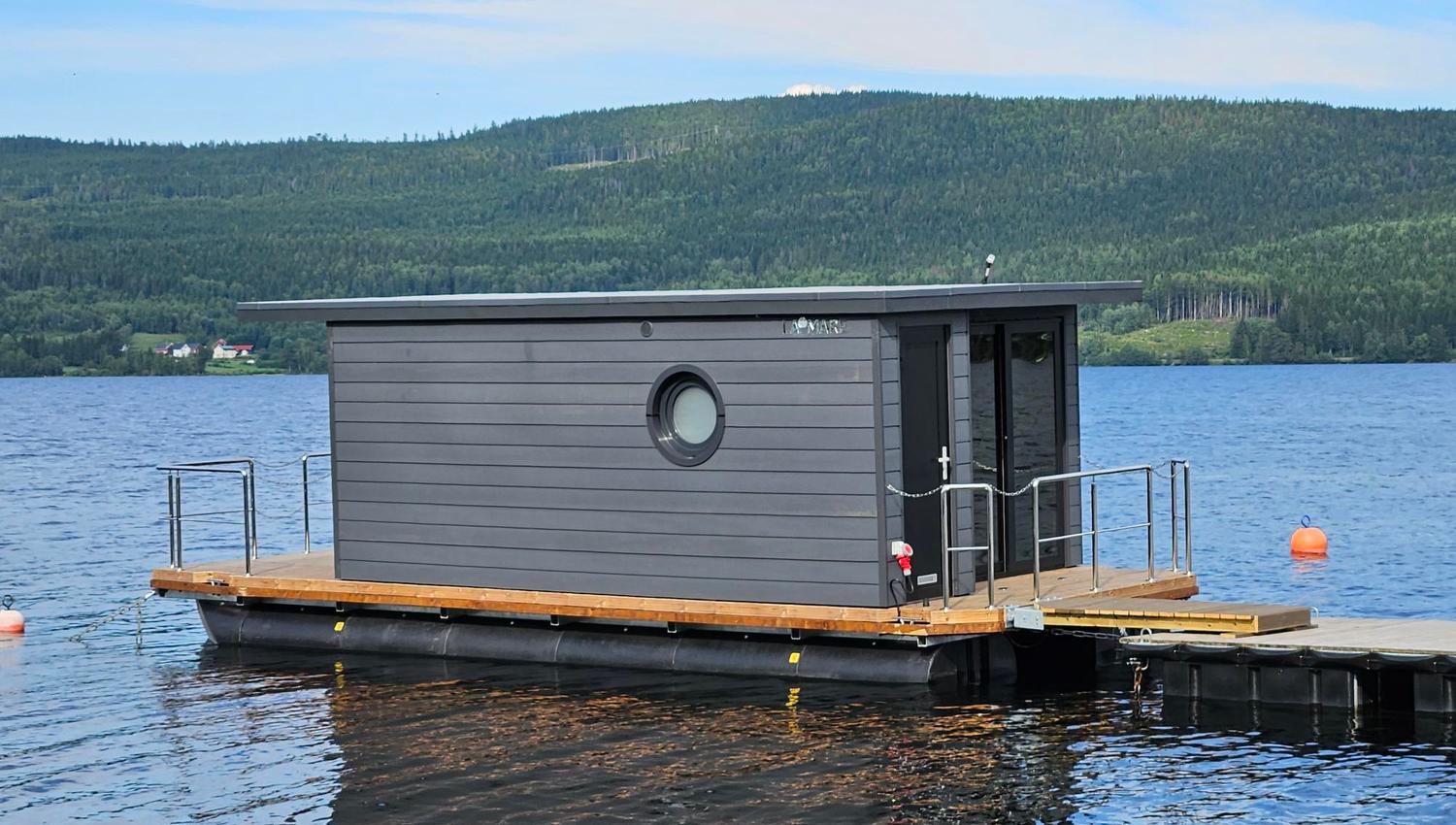 flytende sauna på en sjø
