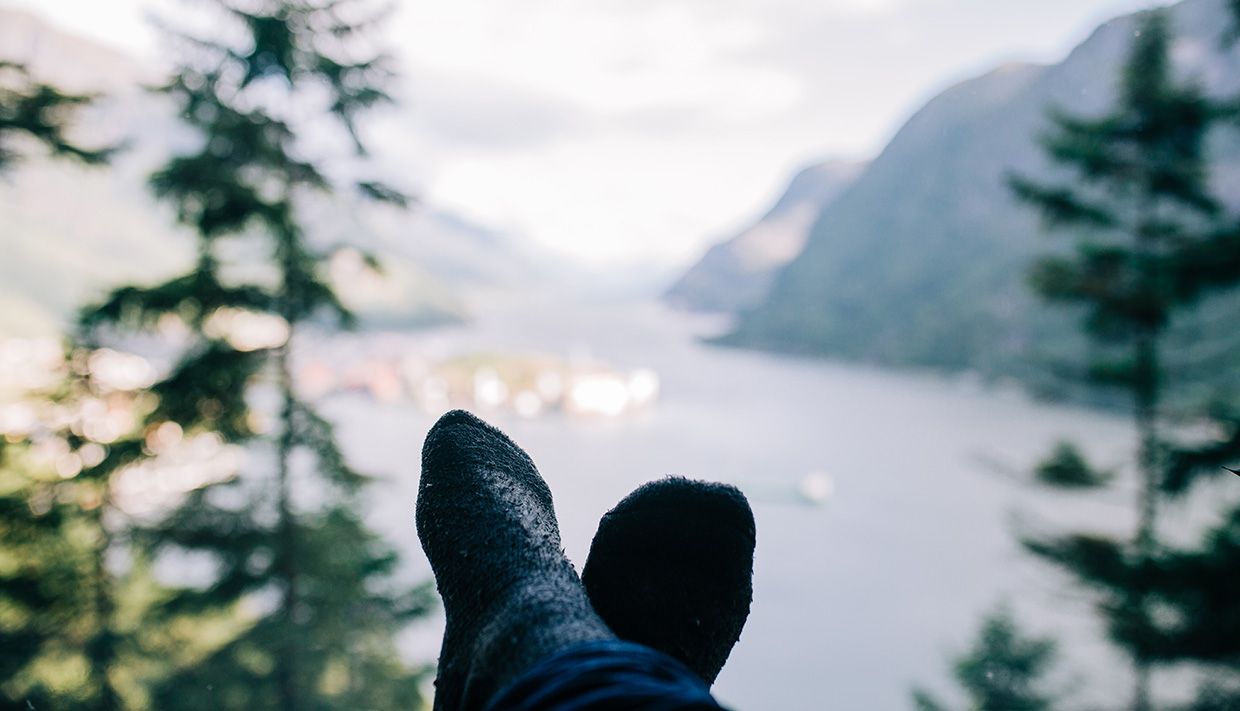 Frå tretopphytta i Woodnest kan ein lene seg tilbake og nyte utsikta over Hardangerfjorden.