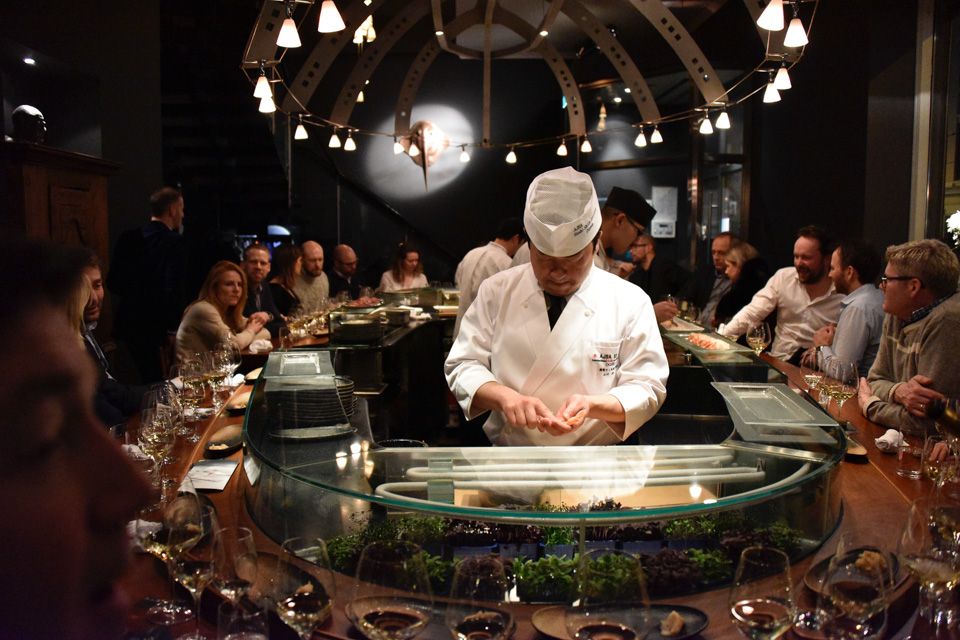 Fullsatt sushibar.