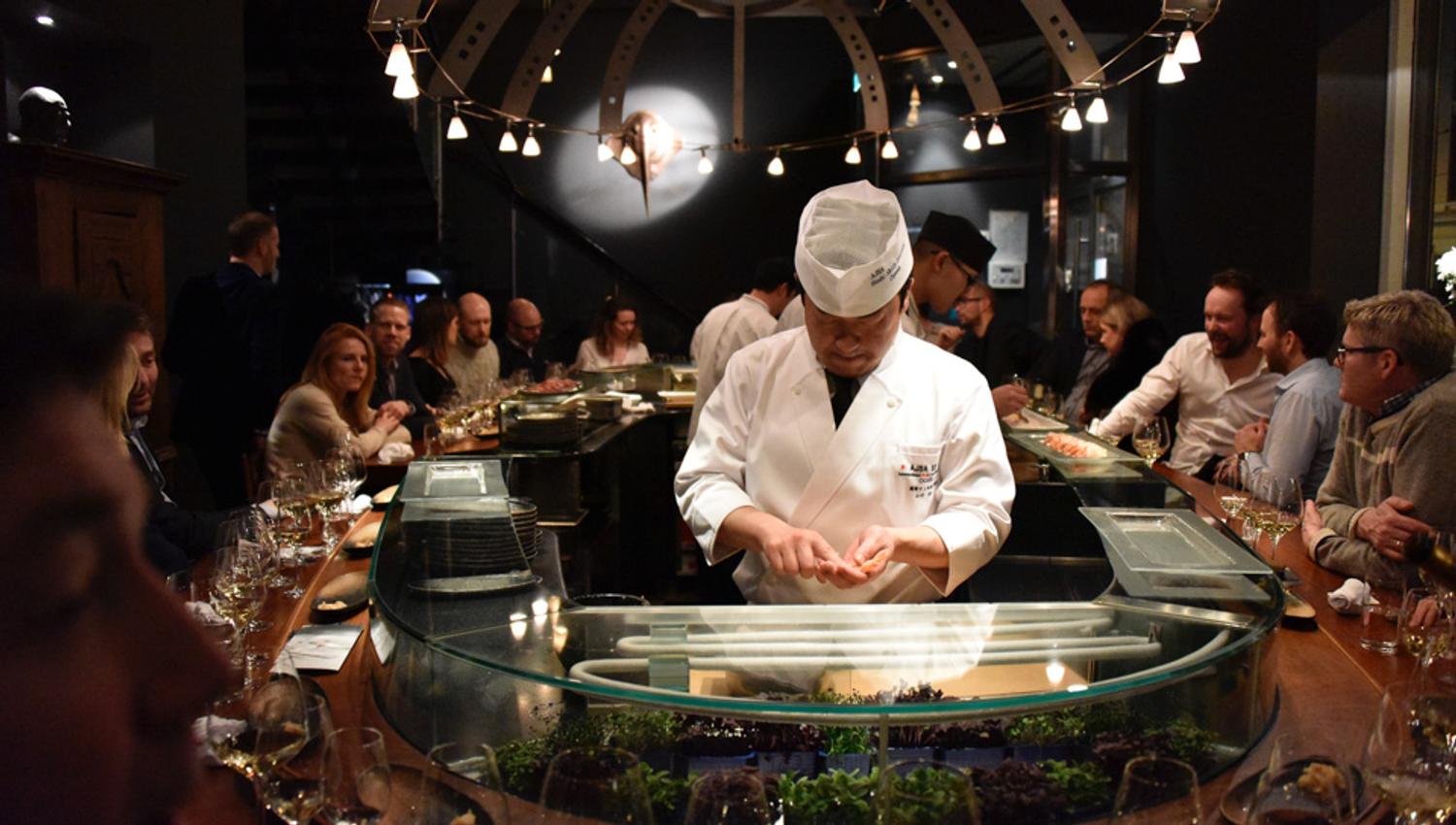 Fullsatt sushibar.