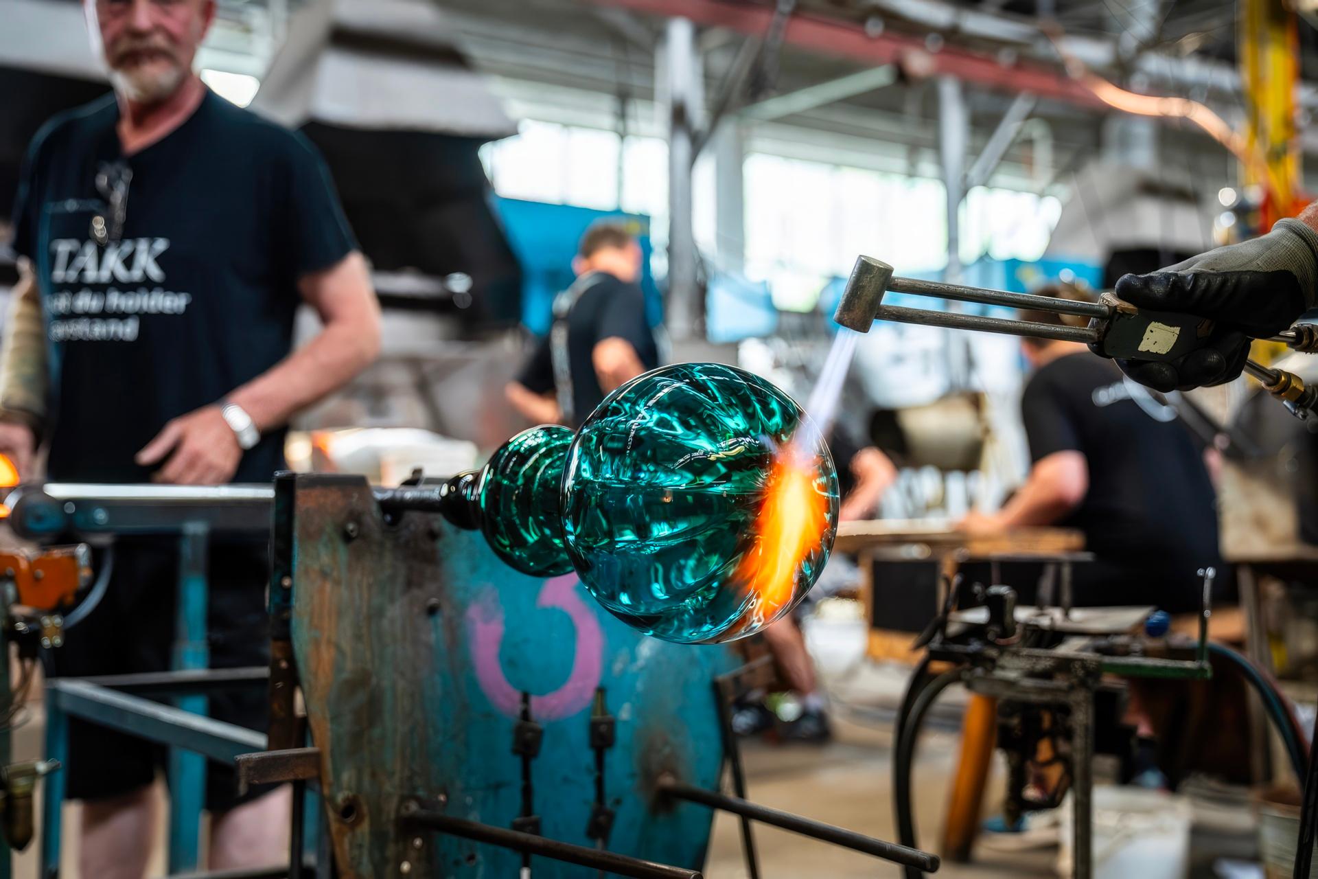 Hadeland Glassverk - produksjon av lampe