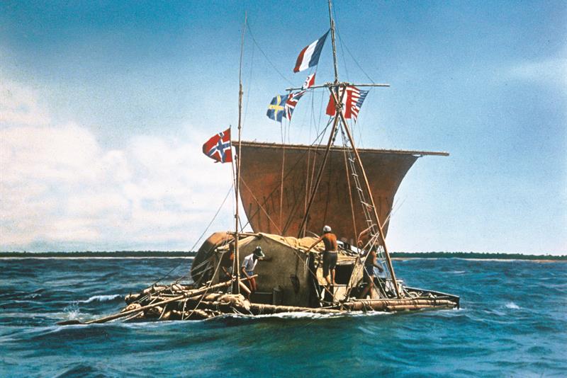 Fotografi av Kon-Tiki på sjøen.