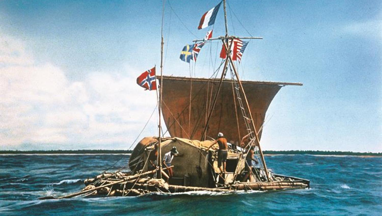 Fotografi av Kon-Tiki på sjøen.