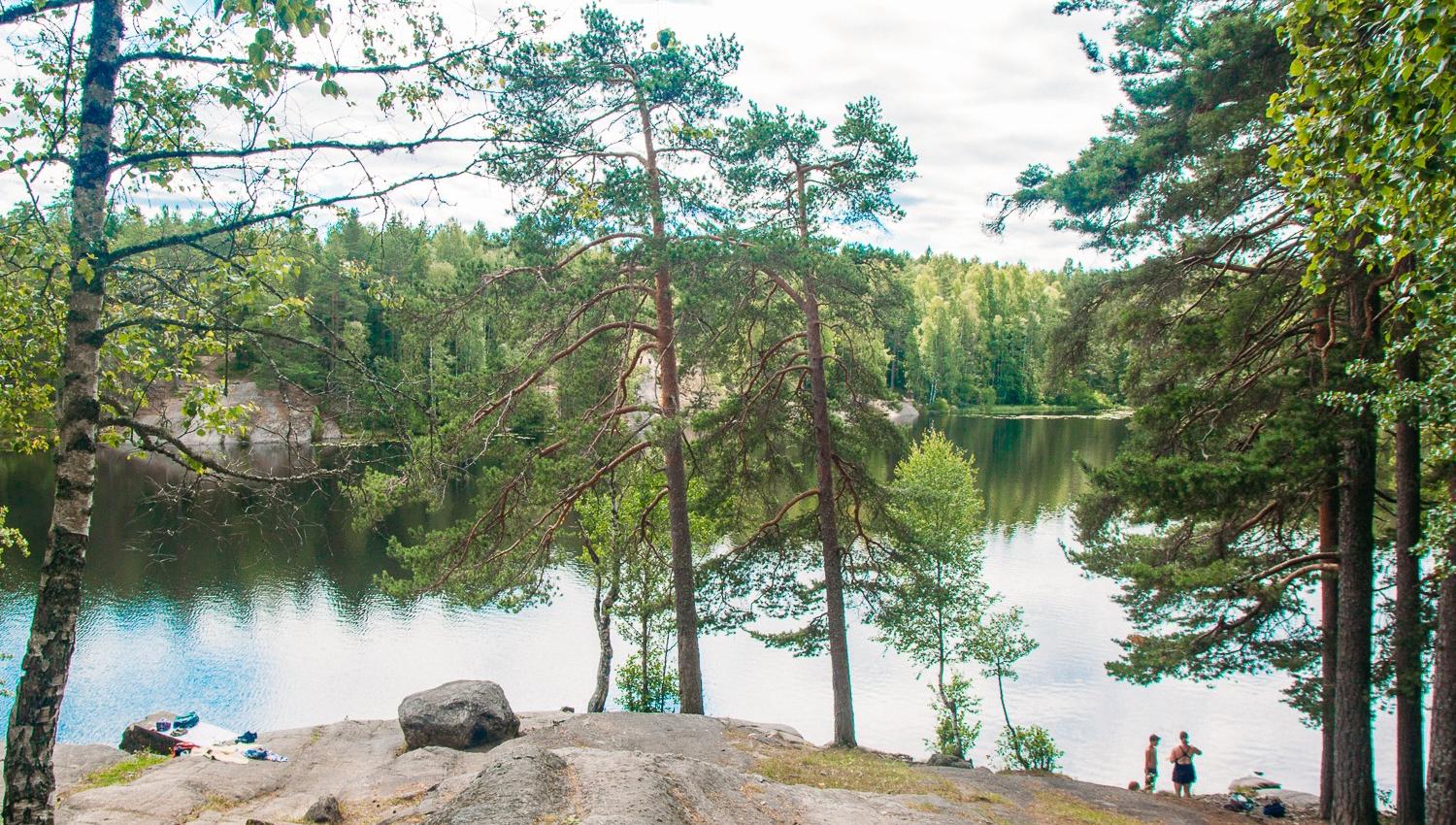 Mariholtet: innsjø med skog rundt