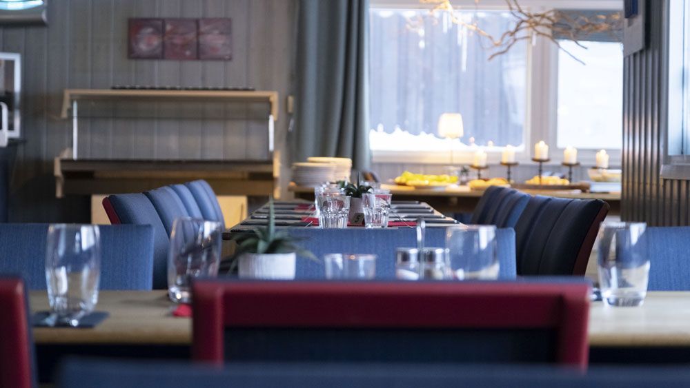 dekket bord på restaurant på Austbø Hotell