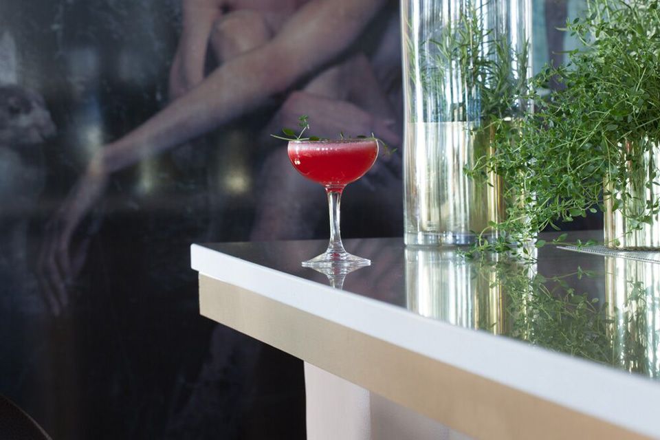 Rød drink i stettglass