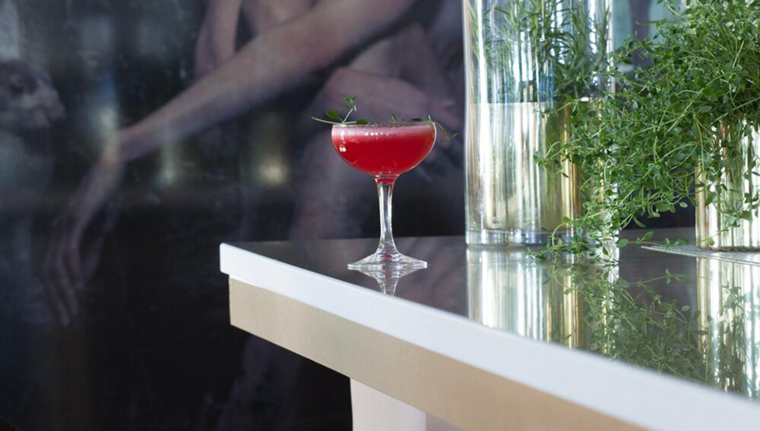 Rød drink i stettglass