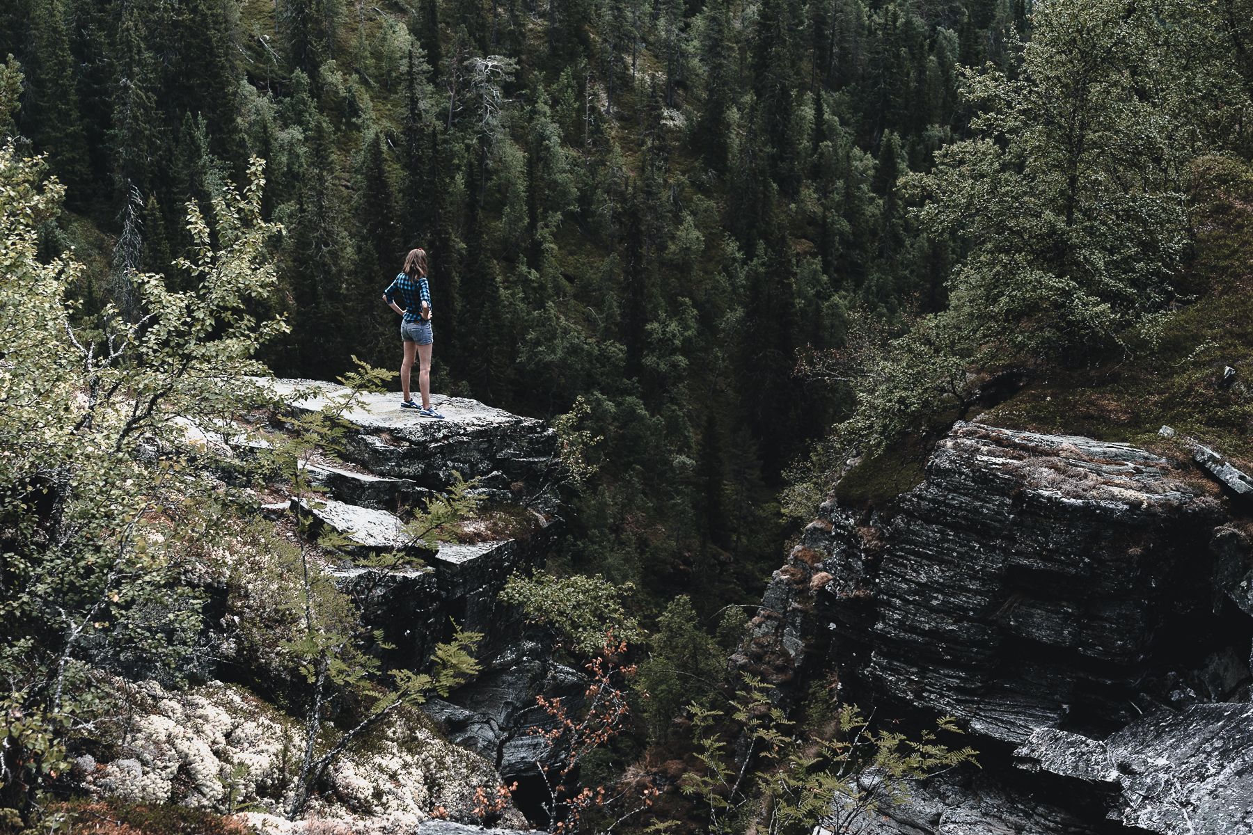 Woman standing above Myfallet | Venabu Fjellhotell