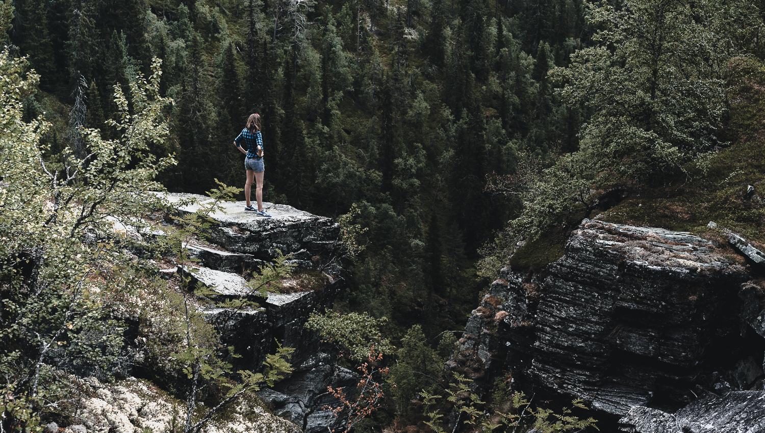 Woman standing above Myfallet | Venabu Fjellhotell