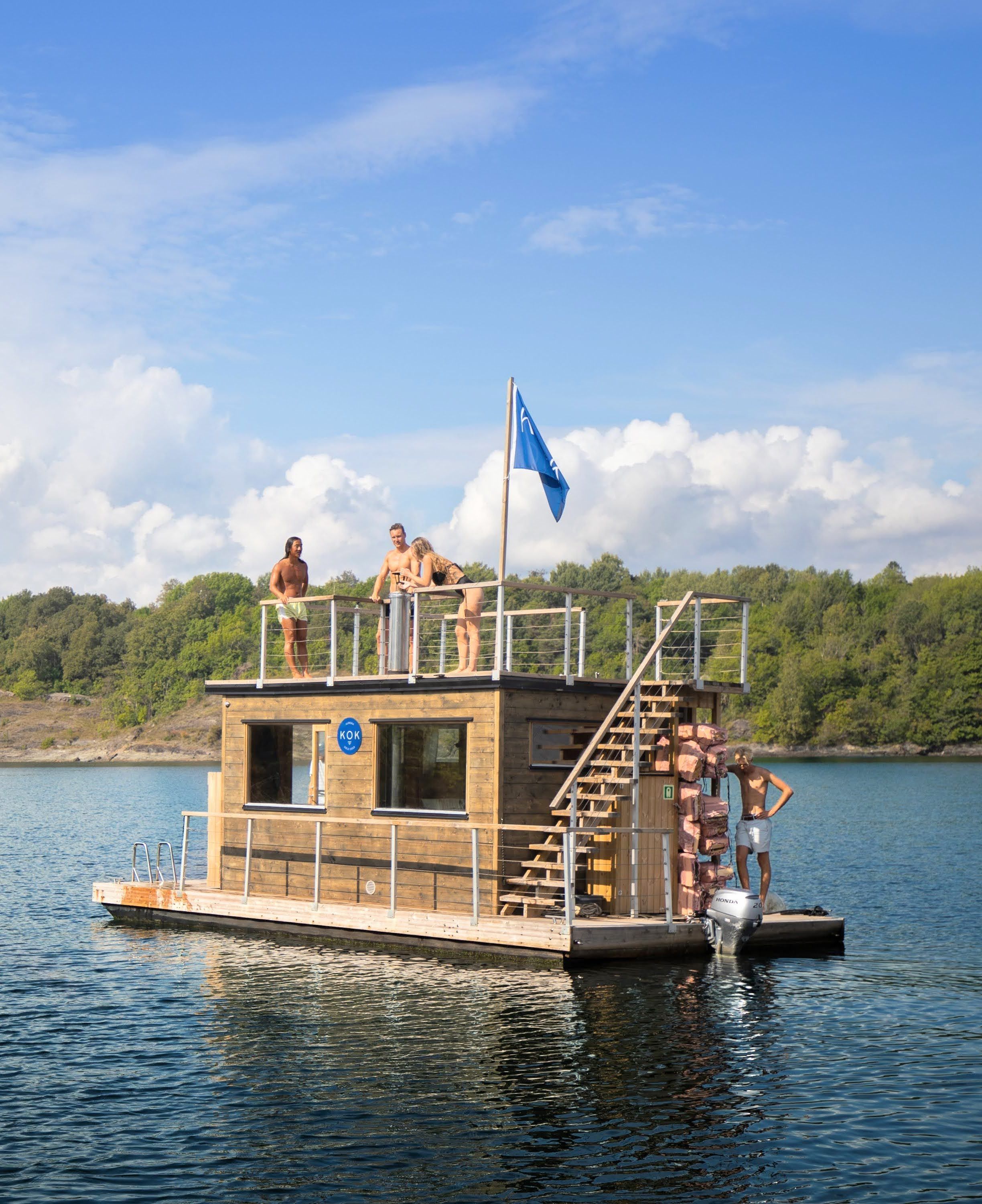 Flytende badstue i fjorden.