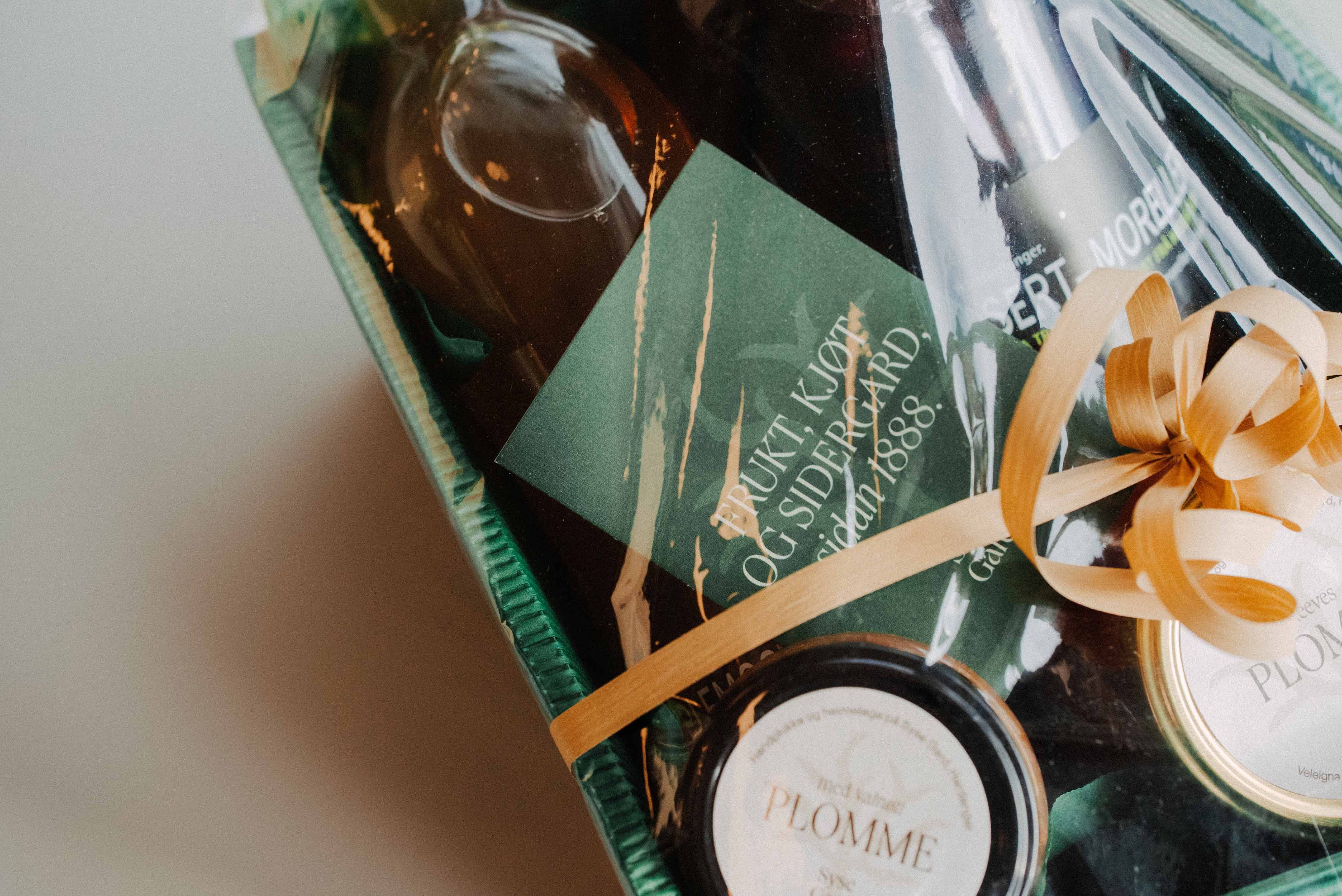 Gåvepakke frå Syse Gard med lokal sider, syltetøy og andre delikatesser.