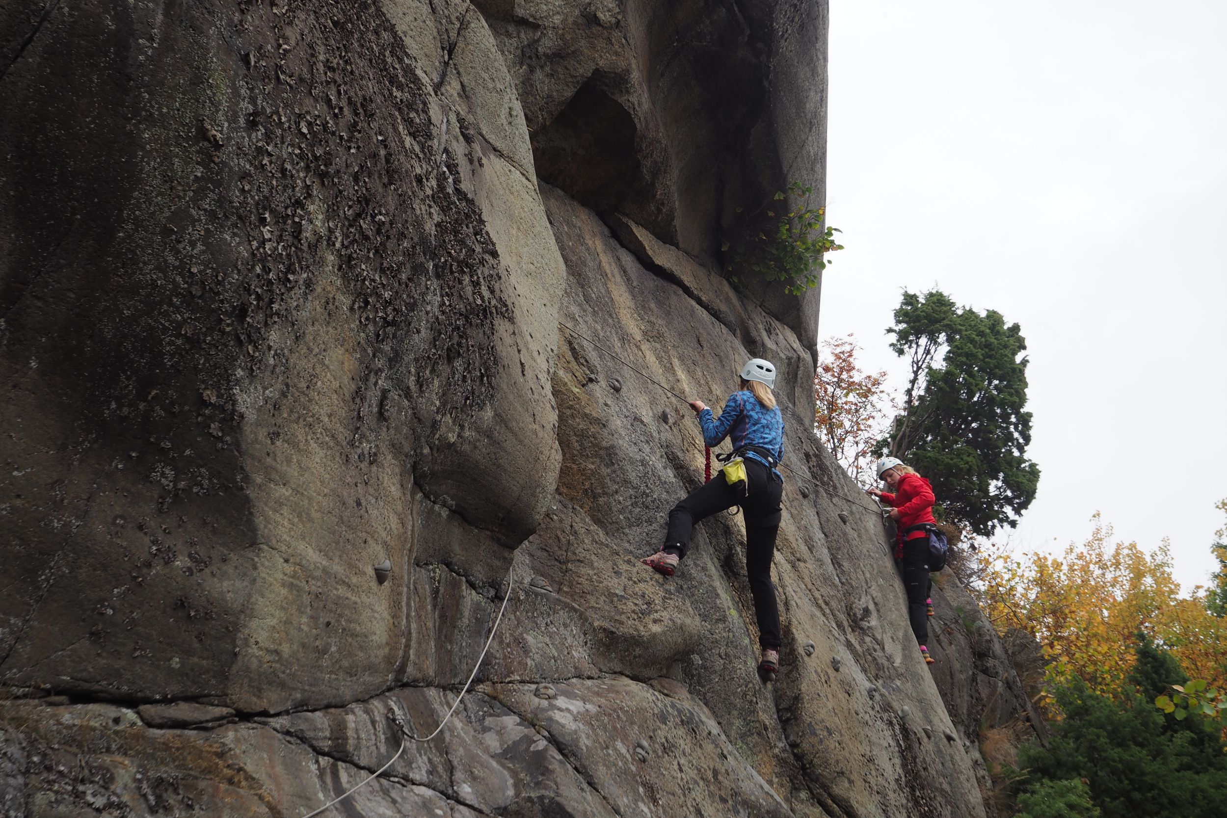 To jenter i Via Ferrata ruten i fjellet