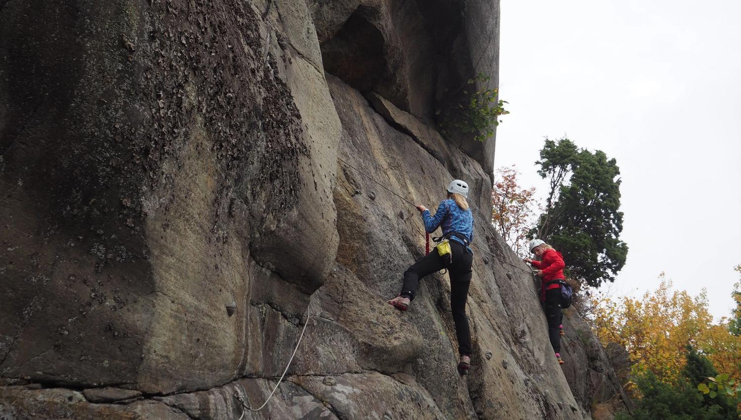 To jenter i Via Ferrata ruten i fjellet