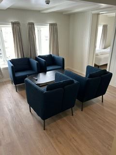 spisebord med komfortable stoler Finsnes Gaard