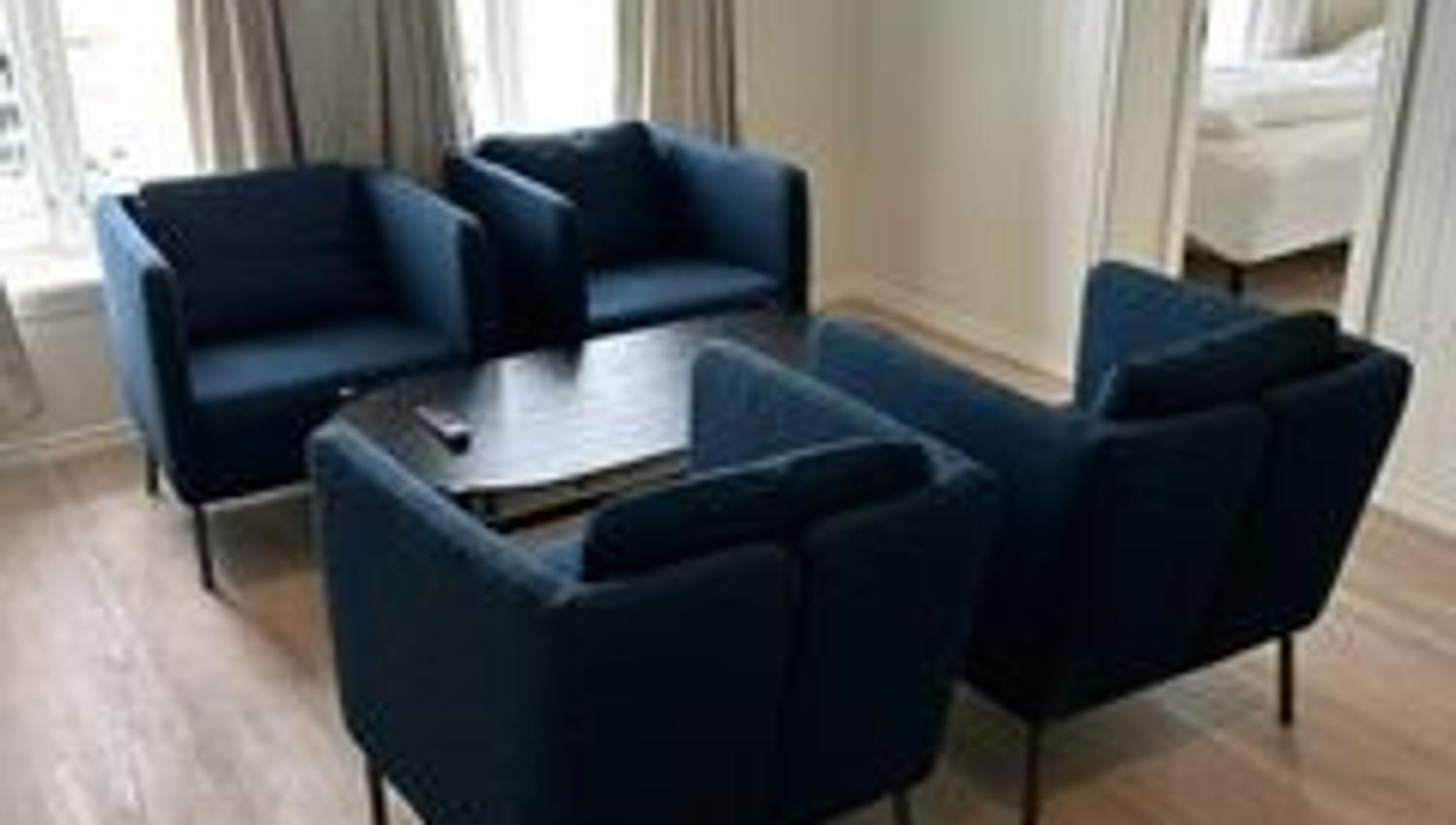 spisebord med komfortable stoler Finsnes Gaard