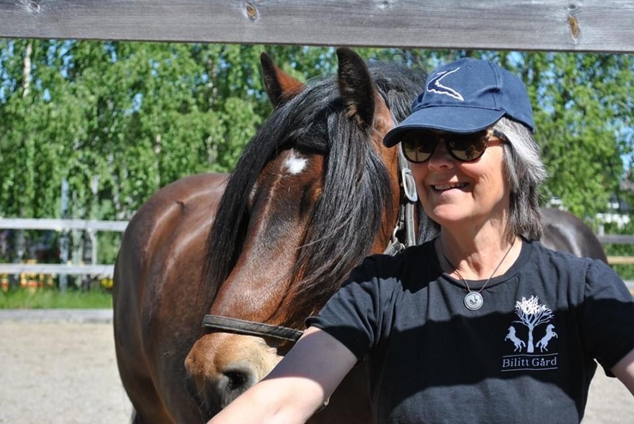 Dame og hest