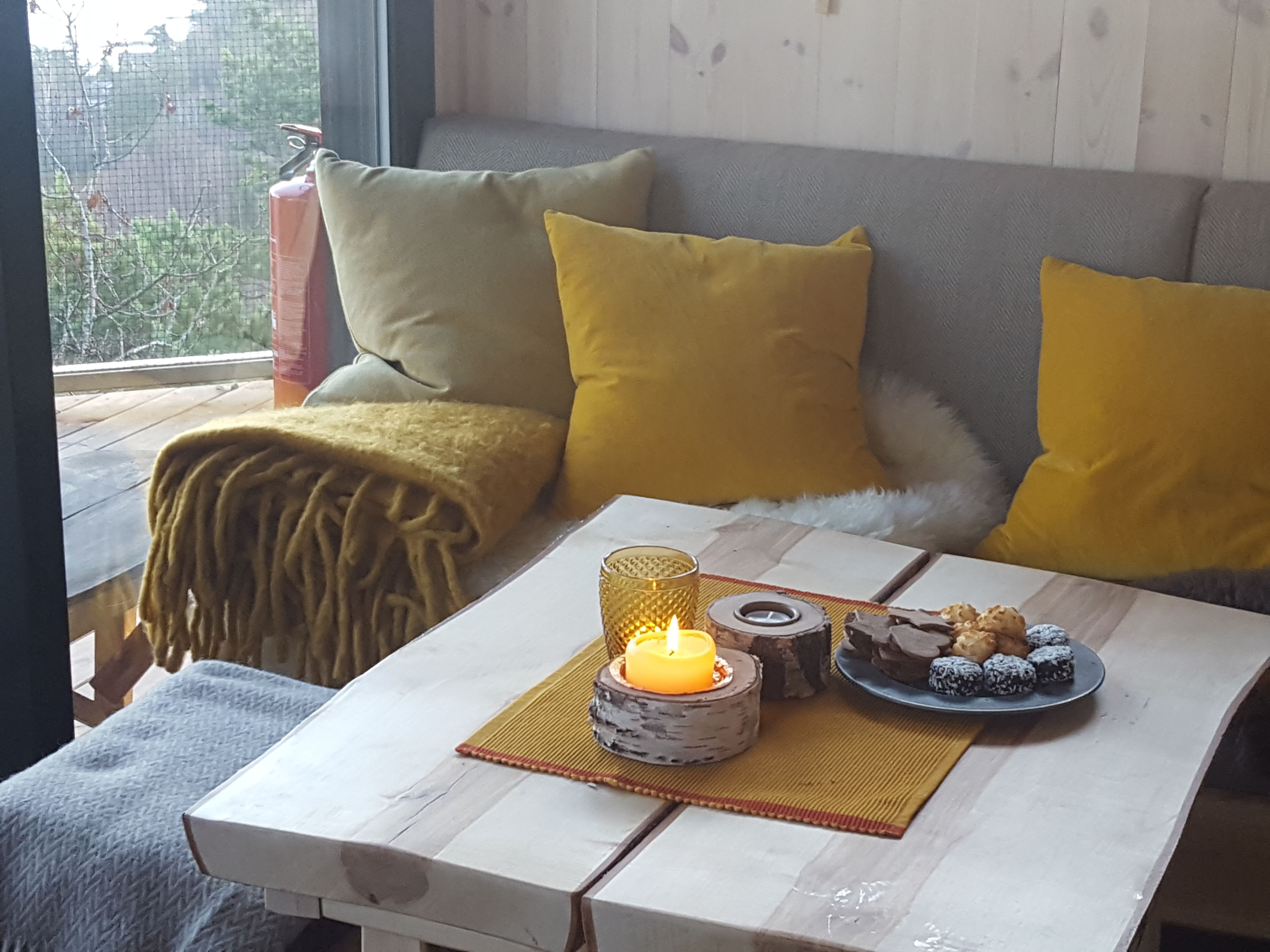 Stue på dagtid, sofa, bord, puter, godt på bordet