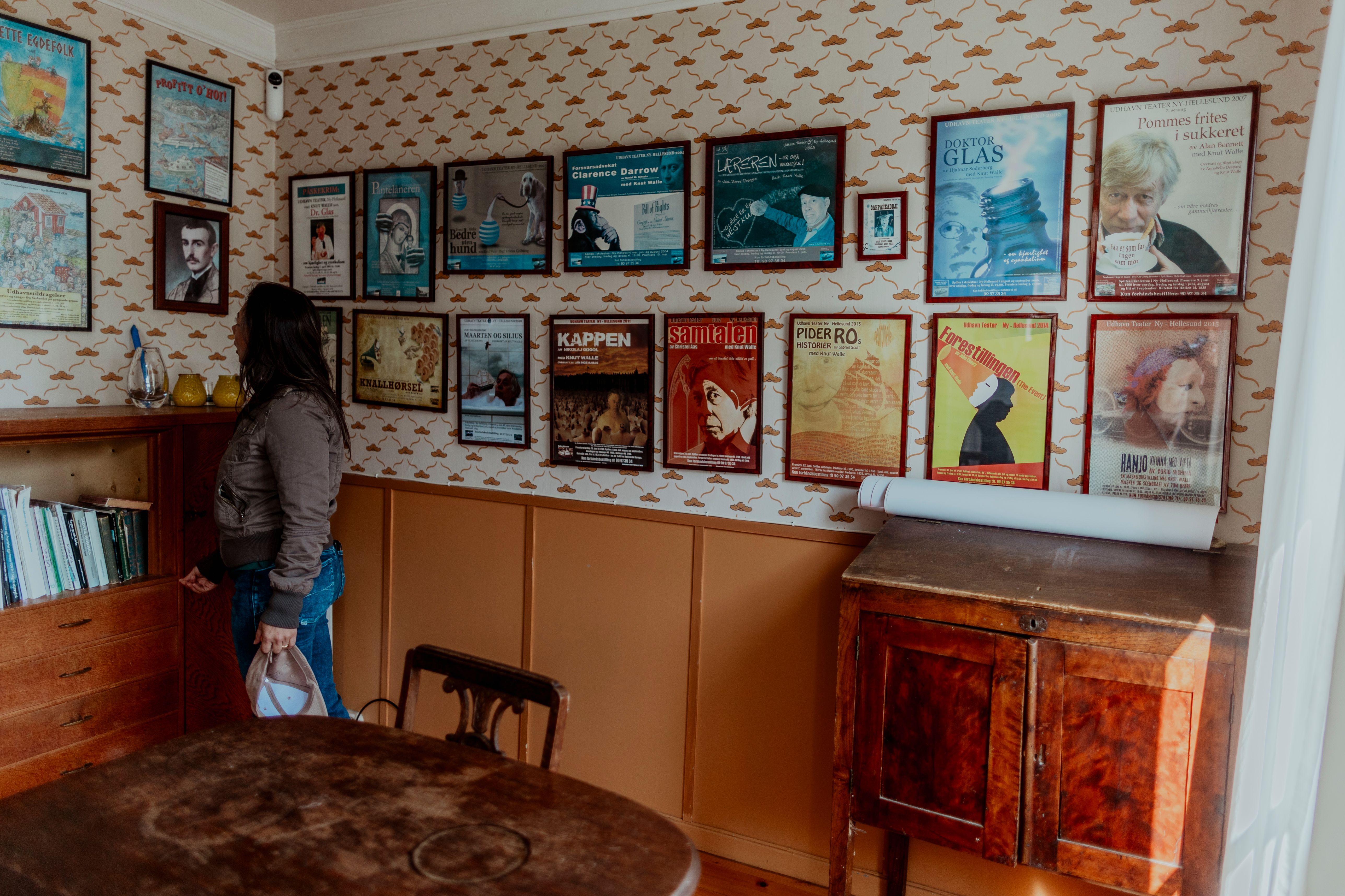 På innsiden av Det gamle skolehuset i Ny-Hellesund