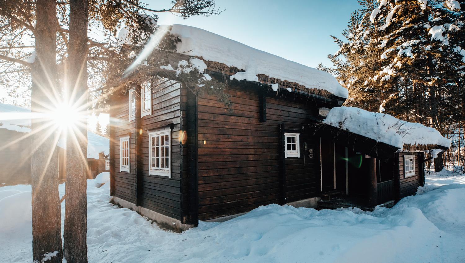 Hytte liggende på Bardøla området og taket dekket med snø