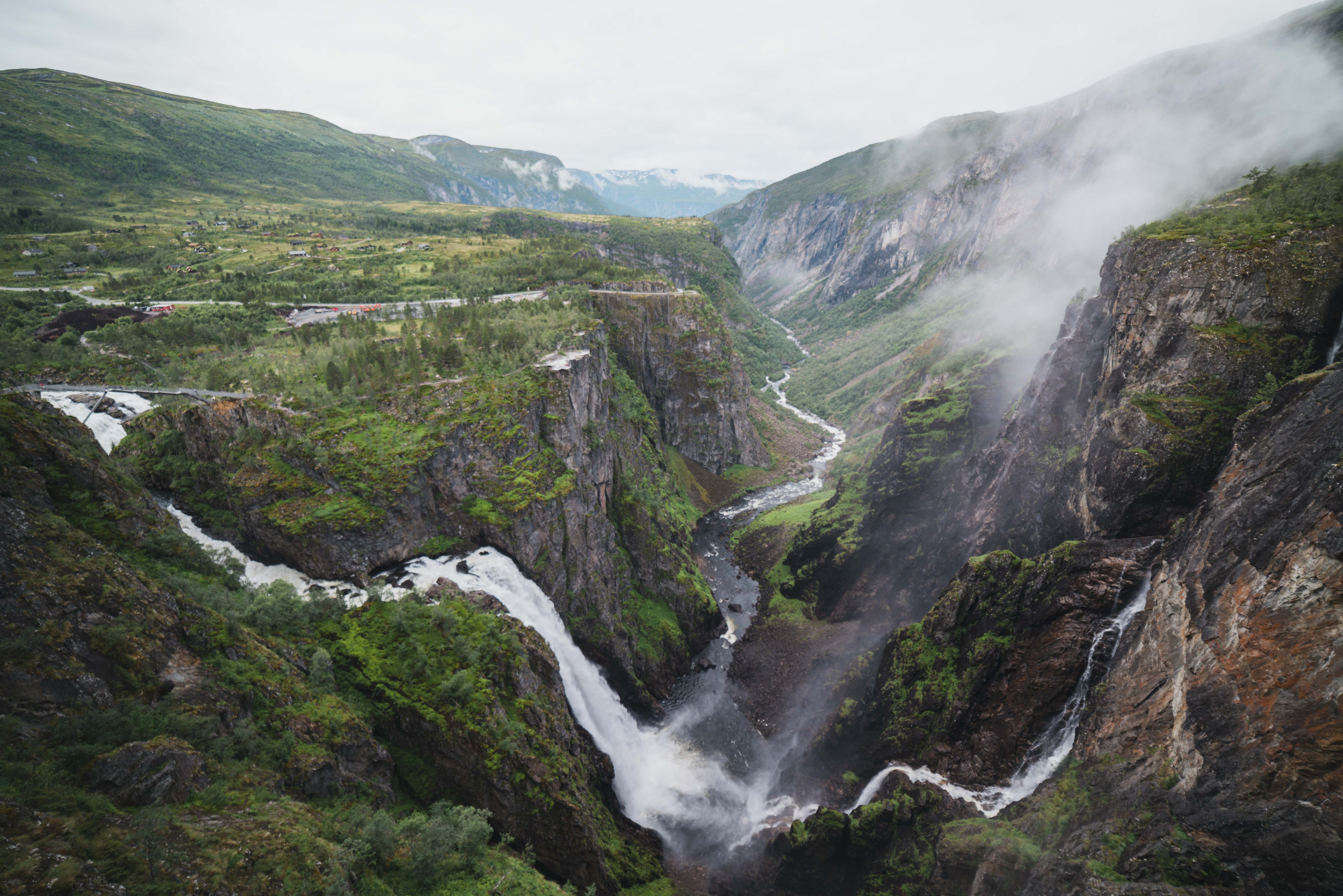 Vøringsfossen og Måbødalsjuvet i bakgrunnen.