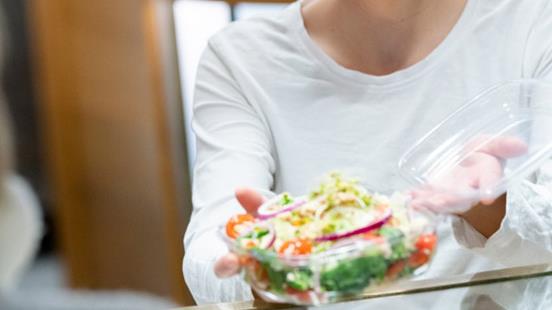 Jente som serverer sunn salat