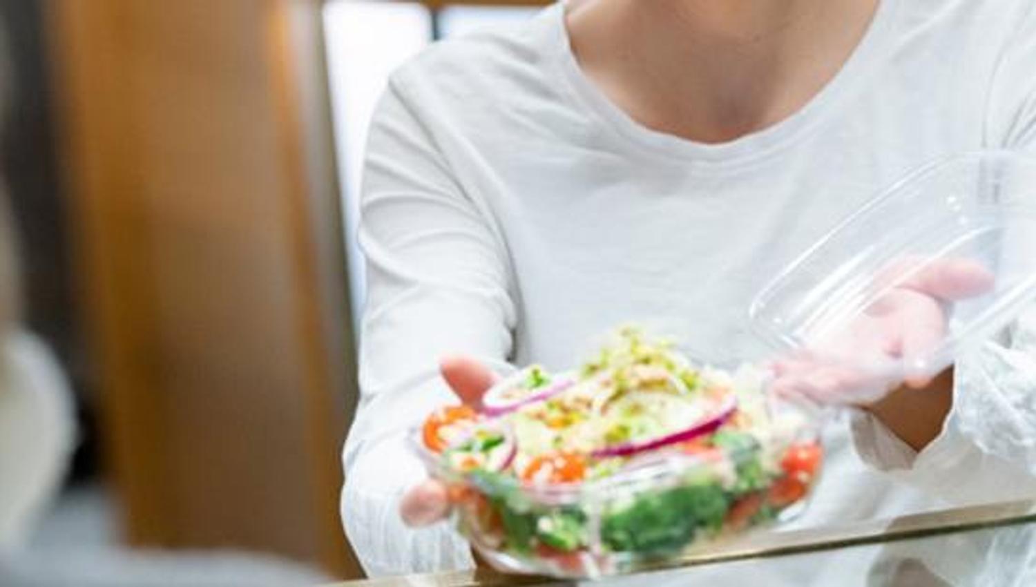 Jente som serverer sunn salat