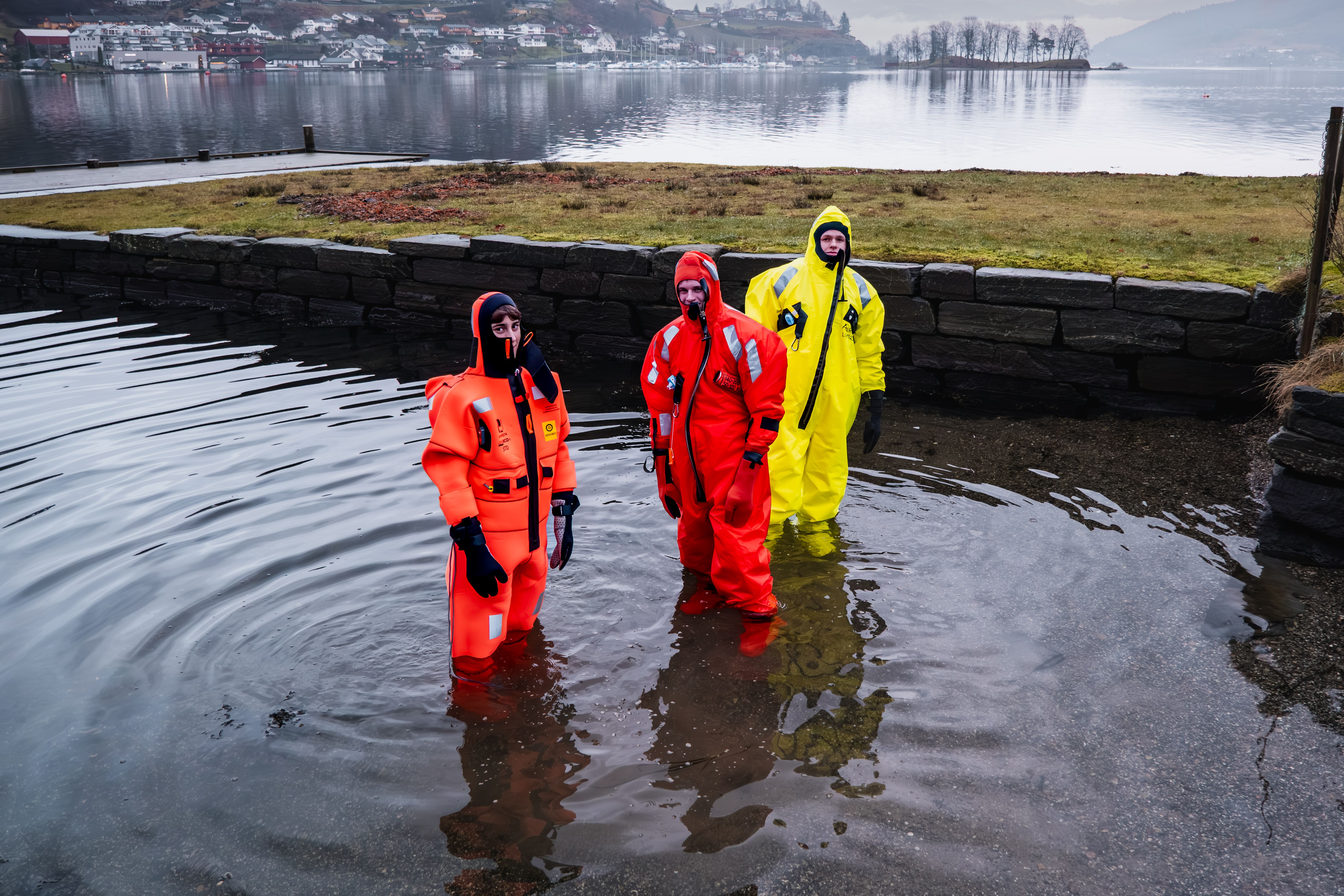 Personer på vei ut i Hardangerfjorden under Fjord floating i Norheimsund