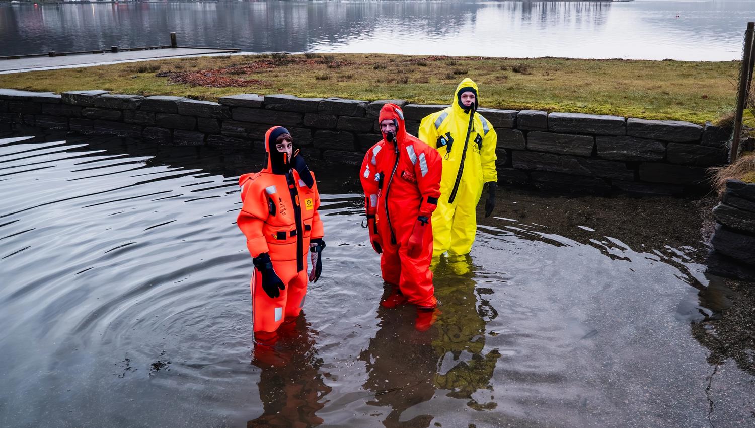Personer på vei ut i Hardangerfjorden under Fjord floating i Norheimsund