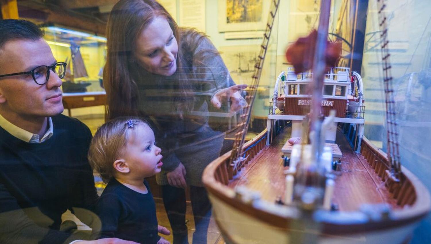 Familie studerer en utstilling på Polarmuseet i Tromsø