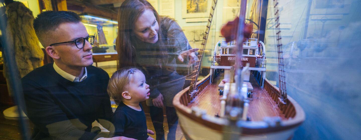 Familie studerer en utstilling på Polarmuseet i Tromsø