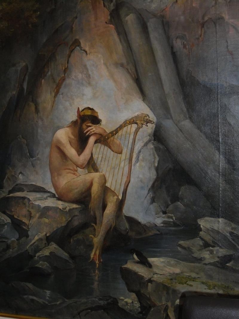Stemningsfullt kunstverk av ein mytisk skapning som spelar harpe i eit naturleg landskap.