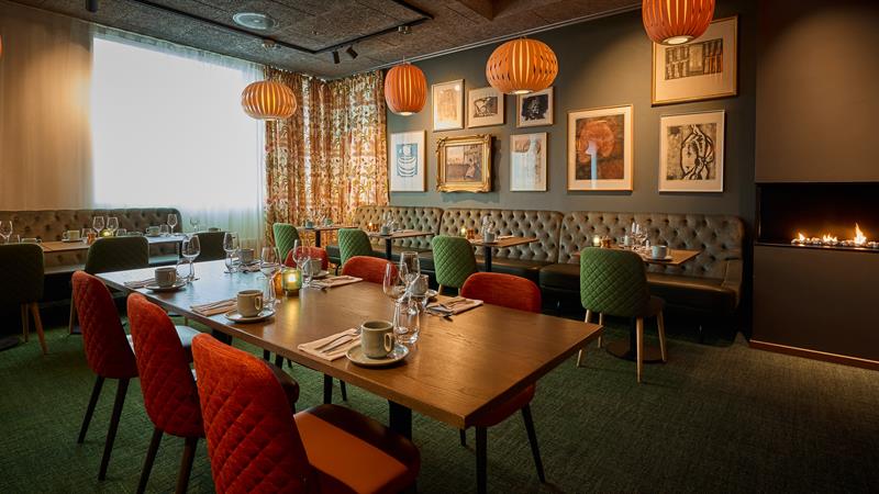 BrasserietThe Well - dekket bord, grønn tapet, rød stoler